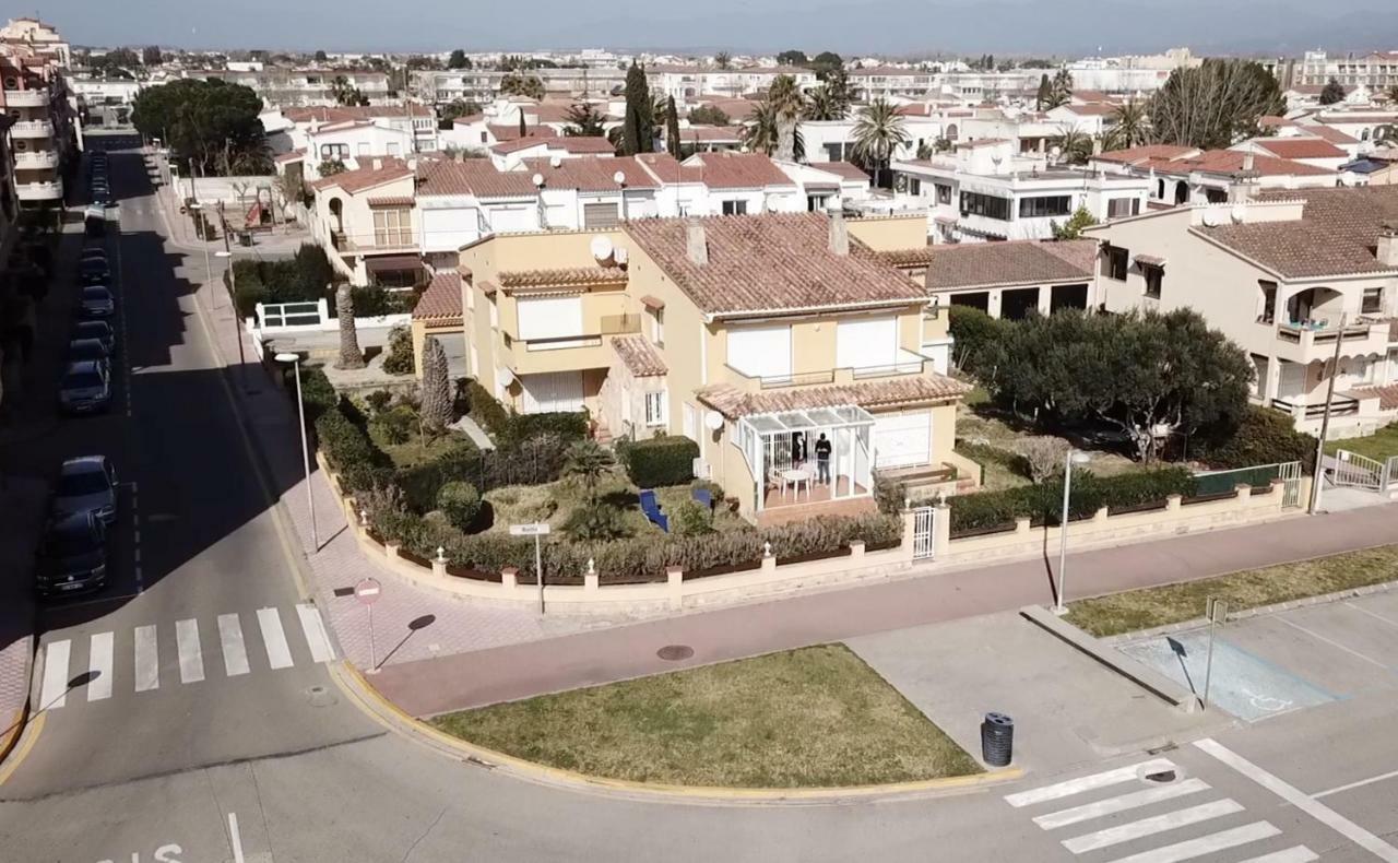 Apartament Amb Jardi A La Platja D'Empuriabrava Exterior photo